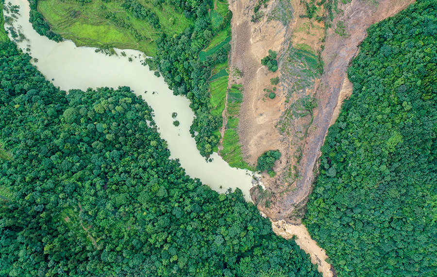 انهيار أرضي يشكل بحيرة حاجزة في تشونغتشينغ جنوب غربي الصين