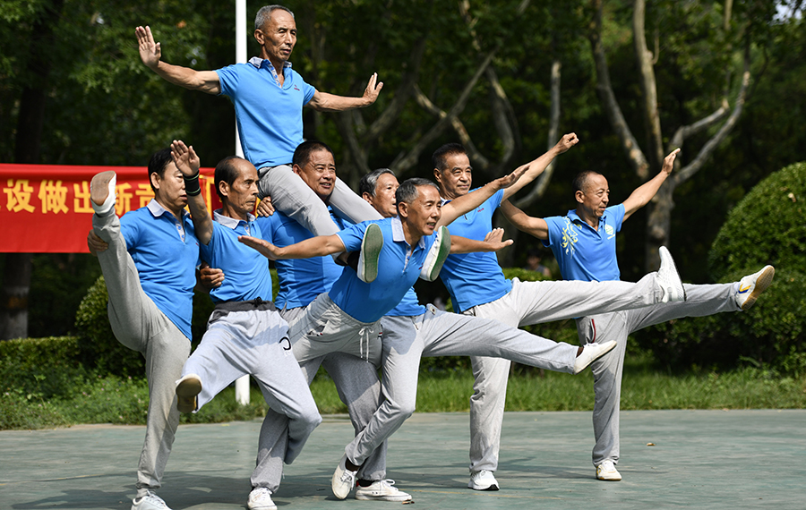 فريق جمباز من كبار السن يبلغ متوسط أعمارهم 68 عاما في شمالي الصين