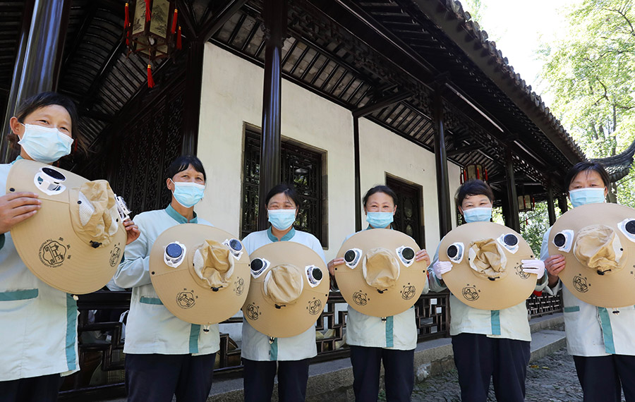 خفض الحرارة بقبعات مزدوة بمراوح طاقة شمسية في مدينة شرقي الصين