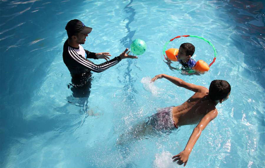 مقالة خاصة: أطفال مصابون بالتوحد يمارسون السباحة ضمن أساليب علاجية جديدة في غزة