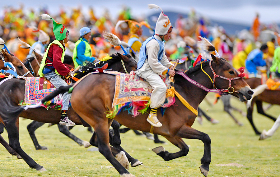 الناس يشاركون في سباق الخيل التقليدي في مهرجان ناتشو لسباق الخيل في مدينة ناتشو بمنطقة التبت ذاتية الحكم