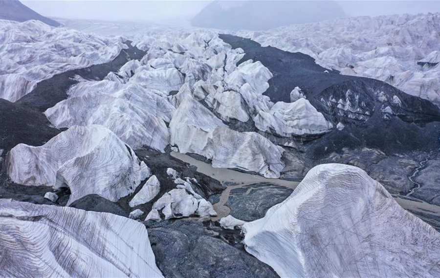 نهر جليدي في منطقة منبع نهر اليانغتسي
