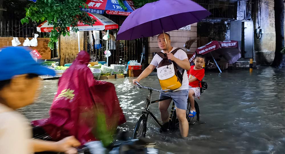 مياه أمطار غزيرة تغمر طرقا في قوانغتشو جنوبي الصين