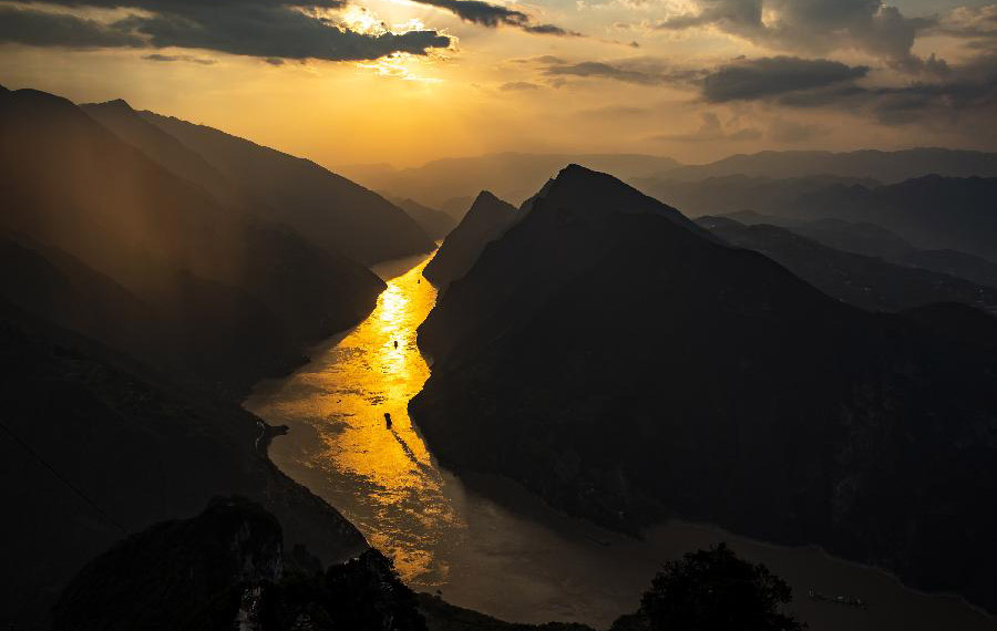 المناظر الرائعة في خانق ووشيا، أحد الخوانق الثلاثة على نهر اليانغتسي في مقاطعة هوبي بوسط الصين