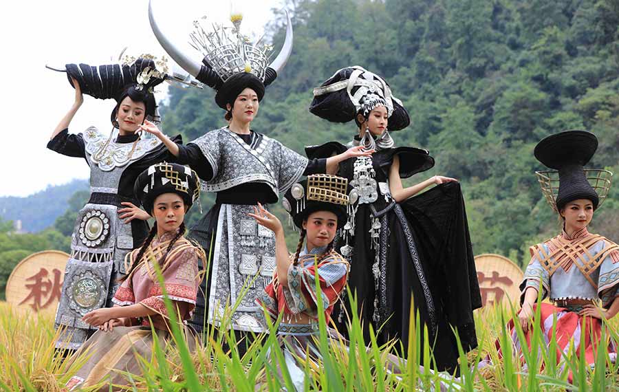 عرض أزياء في حقول للأرز بوسط الصين