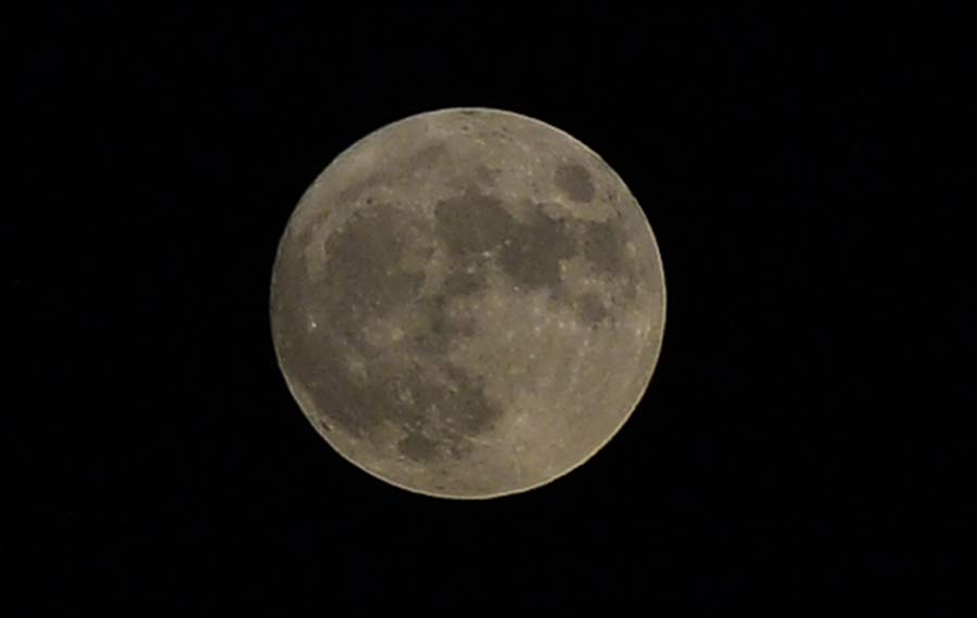 اكتمال القمر فوق روالبندي في مقاطعة البنجاب بباكستان