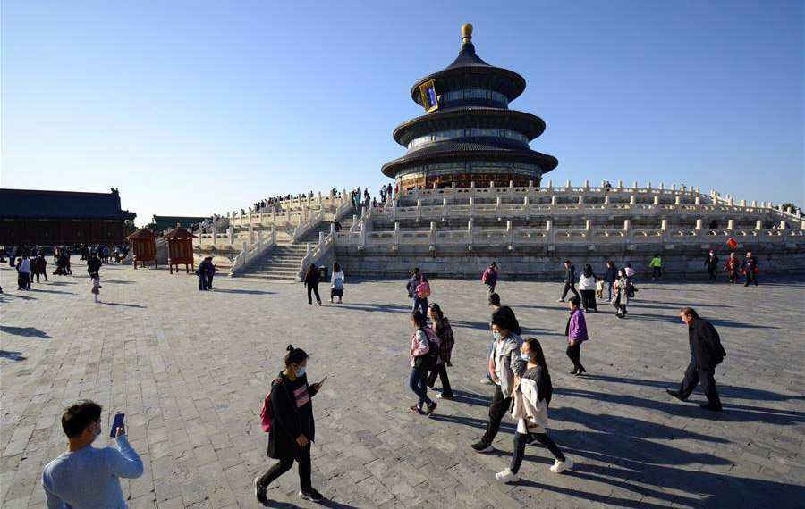 التمتع بمناظر خريفية في معبد السماء ببكين