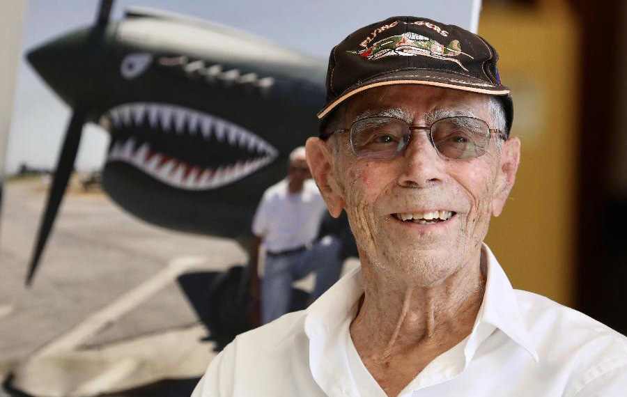 طيار من قدامى المحاربين الأمريكيين يقوم بطلعة جوية فردية حول سان لويس أوبيسبو