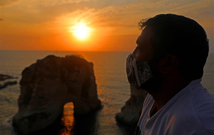 الاستمتاع بغروب الشمس على شاطئ البحر في بيروت، لبنان