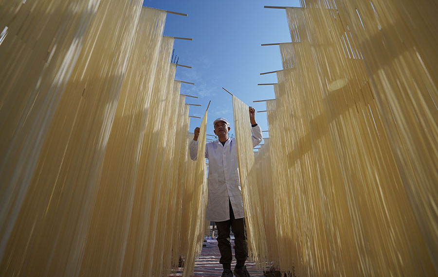 تجفيف المكرونة في شرقي الصين