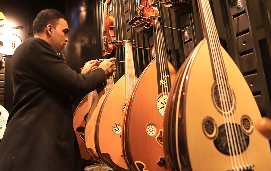 فلسطيني مُعاق بصريا يحترف العزف الموسيقي