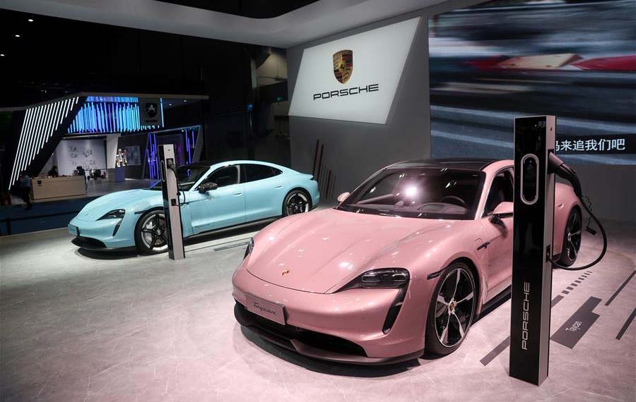 سيارات كهربائية معروضة في معرض الصين الدولي للاستيراد