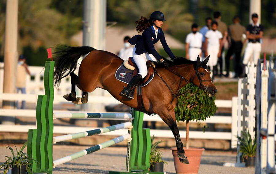 انطلاق بطولة قفز الحواجز في الفروسية في الكويت