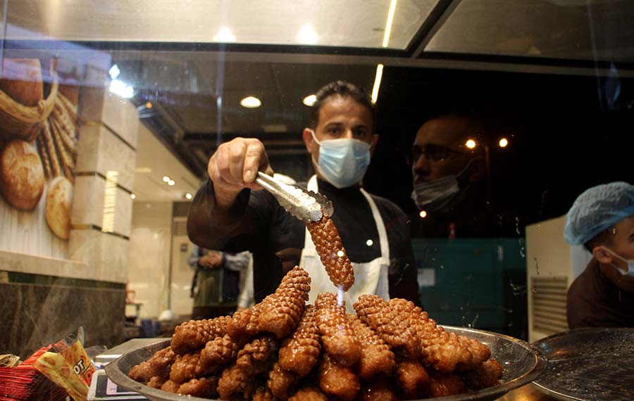 التجار الفلسطيني يصنع الحلويات التقليدية بغزة
