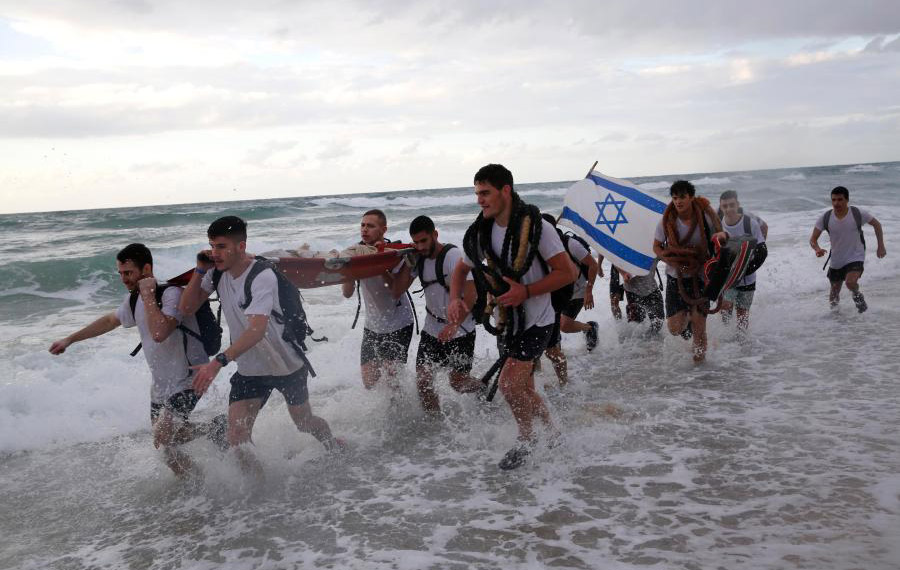 تدريب عسكري على شاطئ بالقرب من ريشون لتصيون بإسرائيل
