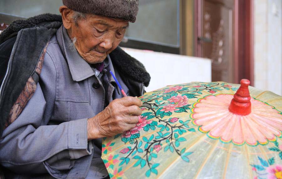 مظلة ورق الزيت تلقى إقبالا واسعا من السياح في قرية شينغيانغ بمقاطعة يوننان