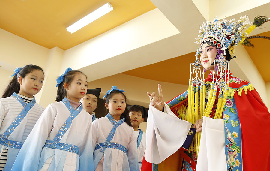 الطلاب يتعلمون الأوبرا الصينية التقليدية في مدرسة جيا له يوان الابتدائية في مدينة شينغتاى بمقاطعة خبي