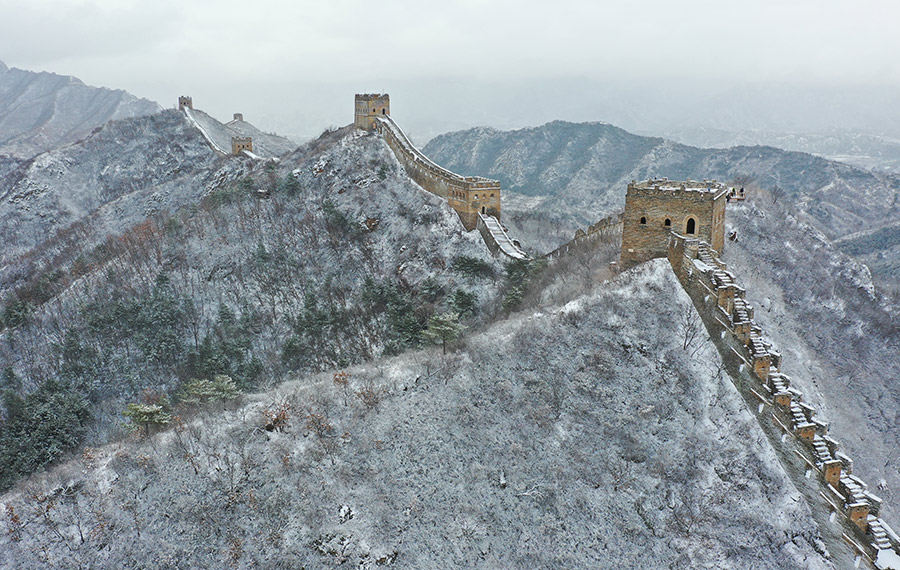 مناظر ثلجية لسور الصين العظيم في محافظة لوانبينغ بمقاطعة خبي بشمالي الصين