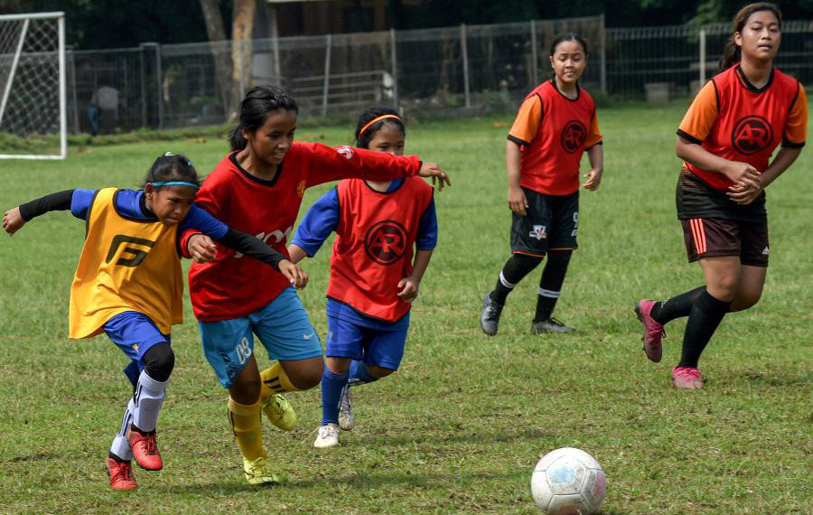 ممارسة رياضة كرة القدم للفتيات في جنوب تانغيرانغ بإندونيسيا