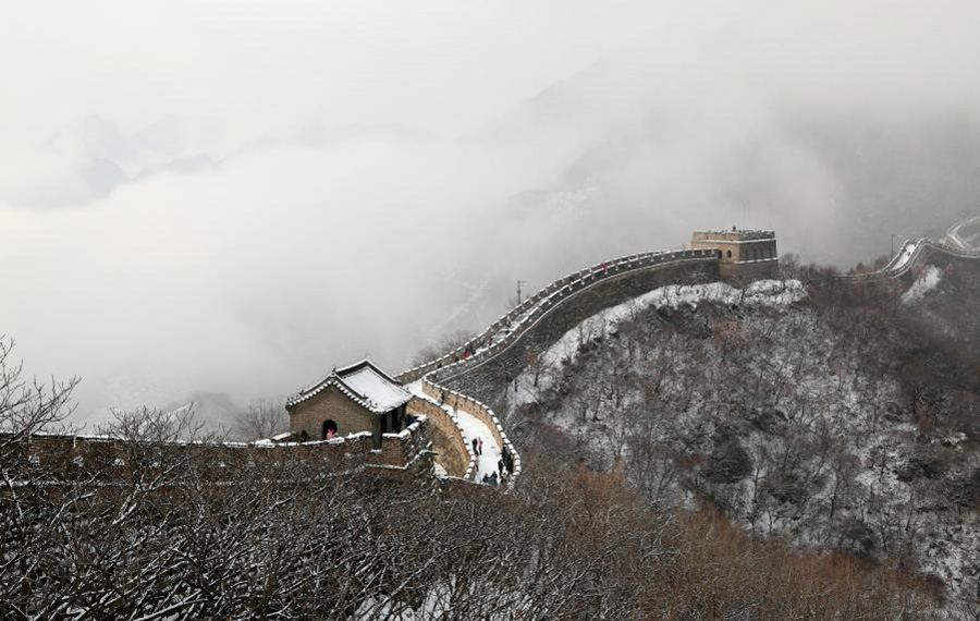 مناظر خلابة لسور الصين العظيم بعد تساقط الثلوج في بكين