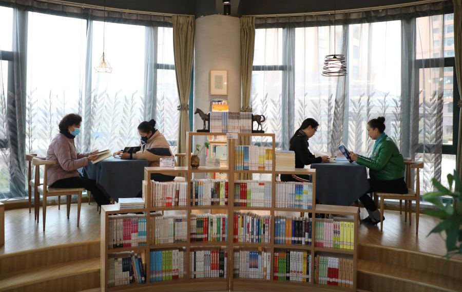 غرفة الكتب في مدينة لانتشو بمقاطعة قانسو شمال غربي الصين تقدم مكانا رائعا للجماهير لقضاء وقت الفراغ