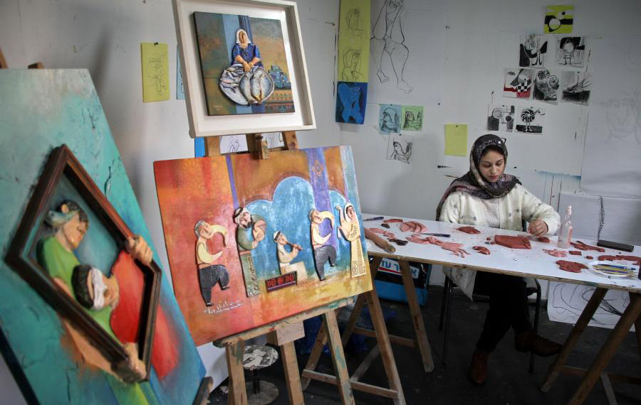 شابة فلسطينية وموهبتها الفريدة بـ "فن المكفوفين"