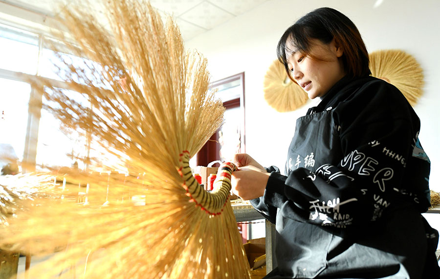 صناعة المكانس اليدوية يساعد على زيادة دخل لقرويي بقرية شيونغيينغ في مدينة لانغفانغ بمقاطعة خبي شمالي الصين