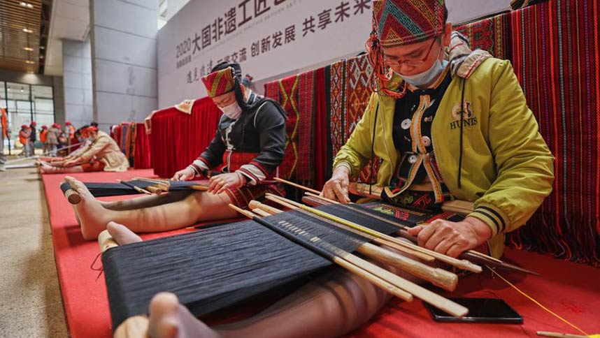معرض التراث الثقافي غير المادي يقام في متحف هاينان بجنوب الصين