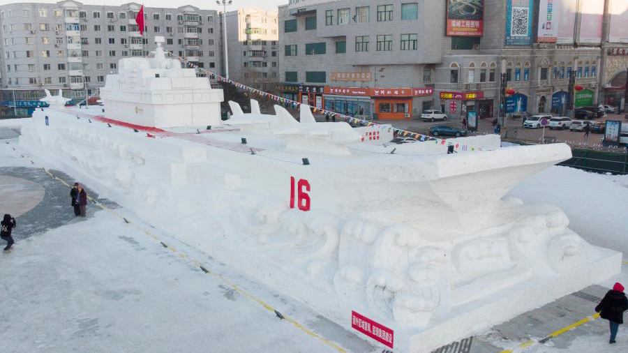 مجسم ثلجي لحاملة طائرات في شمال شرقي الصين