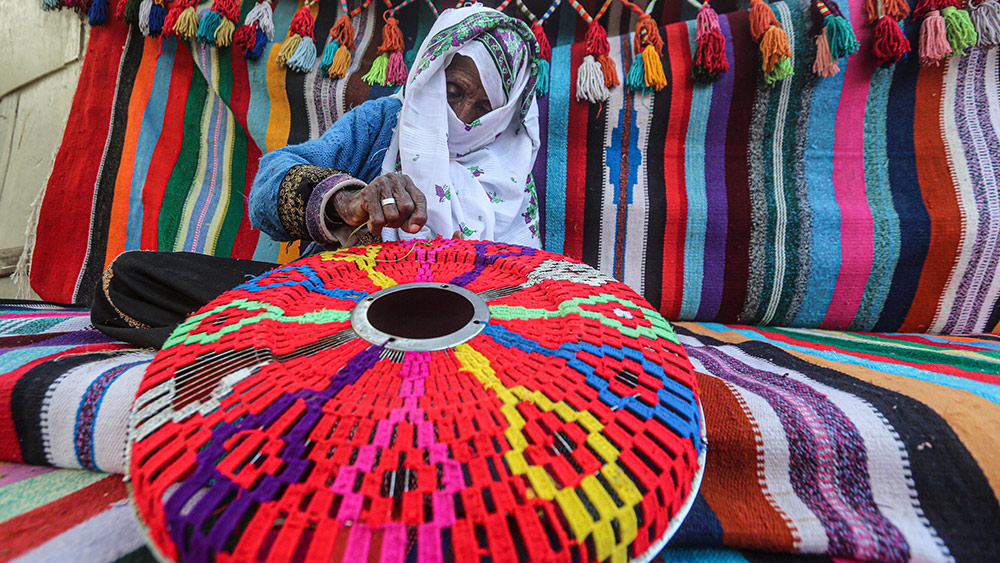 خياطة زخارف بدوية تقليدية من الصوف في غزة