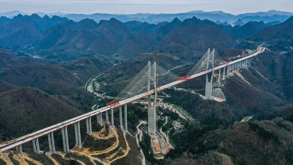 بناء جسر كبير في جنوب غربي الصين