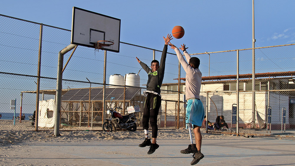 مقالة خاصة: ممارسة رياضة الباركور وكرة السلة متنفس لشبان مبتورو أطراف في غزة