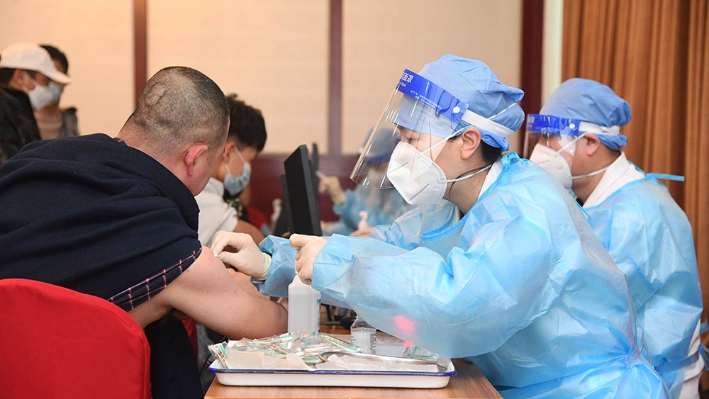التطعيم بالجرعة الثانية من لقاح كوفيد-19 في بكين