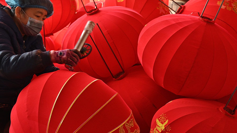 صنع الفوانيس الحمراء للاحتفال بعيد الربيع شمالي الصين