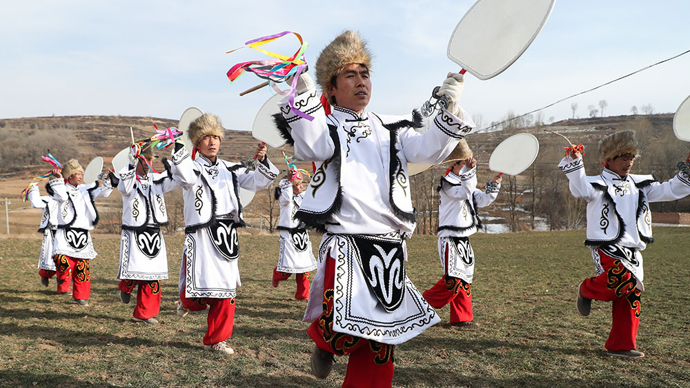 أداء رقصة بمناسبة عيد الربيع في شمال غربي الصين