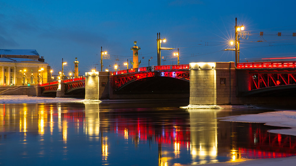 جسر القصر مضاء باللون الأحمر احتفالا بالسنة القمرية الصينية الجديدة في سان بطرسبرغ، روسيا