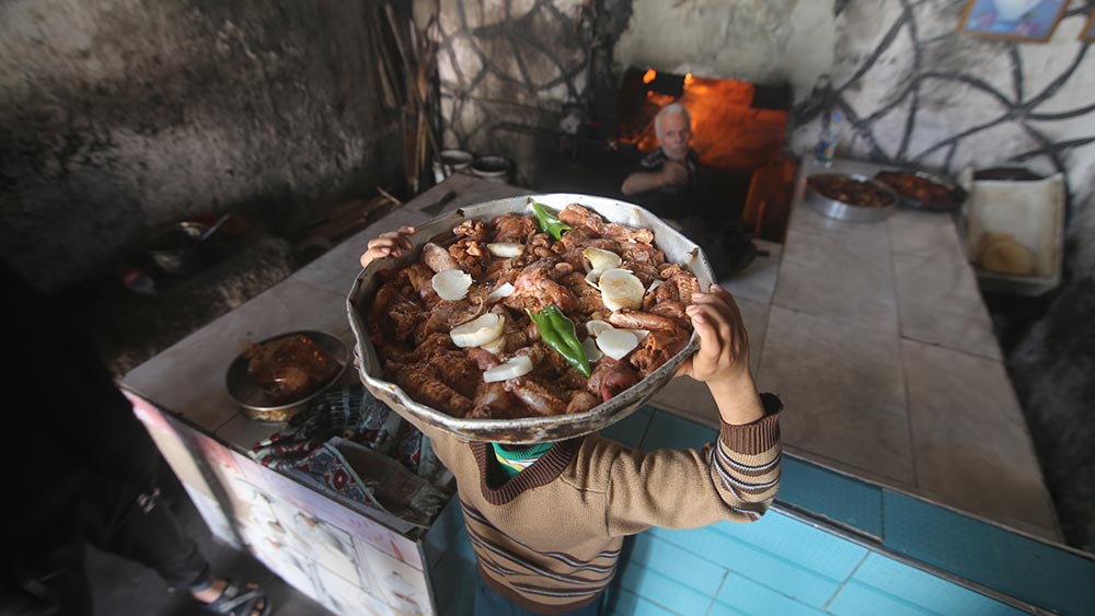 استخدام الأفران التقليدية في إعداد الطعام في مدينة رفح بقطاع غزة