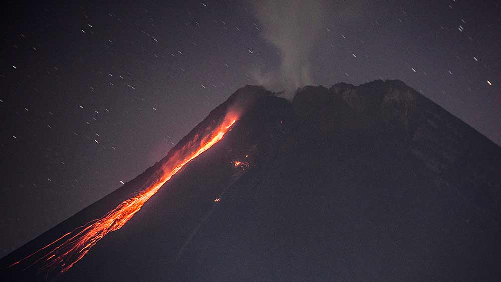 حمم بركانية ينفثها بركان جبل ميرابي في إندونيسيا