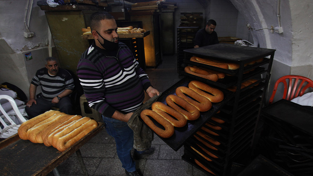 تحضير خبز السمسم في نابلس بالضفة الغربية