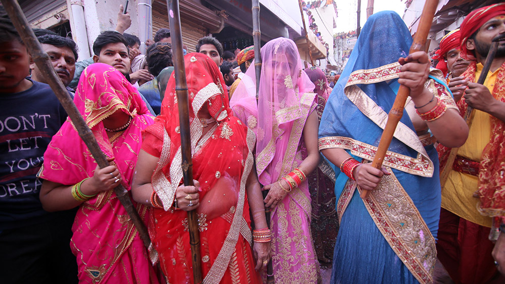 احتفالات بمهرجان "هولي" بولاية أوتار براديش في الهند
