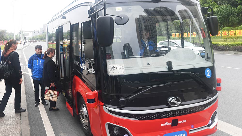 بدء تشغيل حافلة ذاتية القيادة في بلدية تشونغتشينغ جنوب غربي الصين