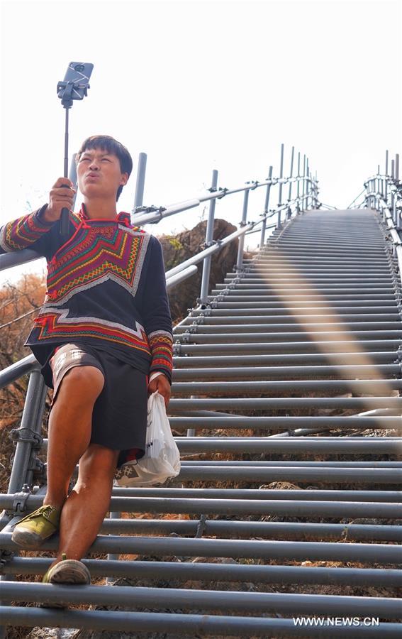 الصورة: وداعا للسُلّم المرتفع لألف متر..أهل "قرية على جرف" يعانقون حياة جديدة بعد إعادة التوطين