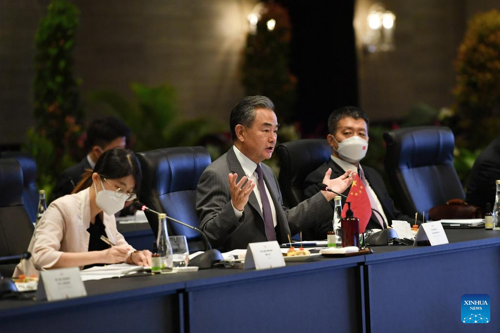 وانغ يي يشارك في رئاسة الاجتماع الثاني لآلية تعاون الحوار رفيع المستوى ...