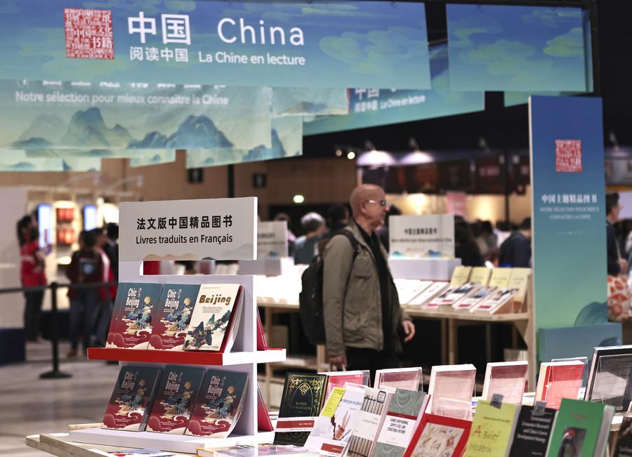 صور لكتب صينية خلال مهرجان باريس للكتاب 2024 في باريس، فرنسا، في 12 أبريل 2024. (شينخوا)