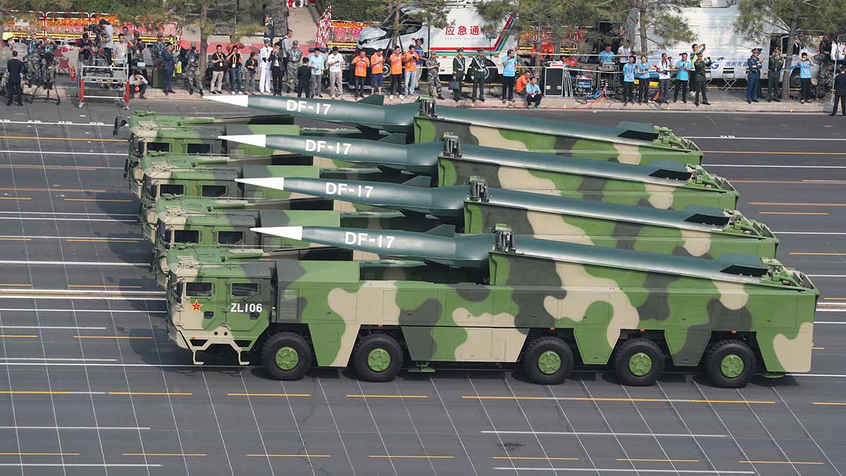 الصين تكشف عن صواريخها التقليدية "دونغفنغ-17" في العرض العسكري