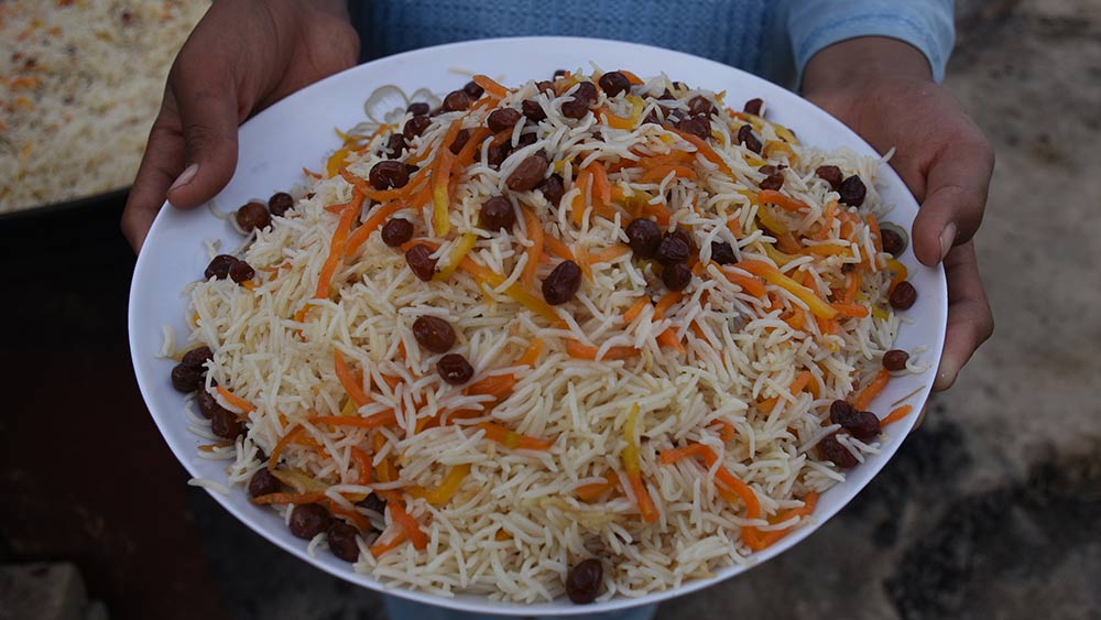 تحضير إفطار رمضان لتوزيعه على الفقراء في أفغانستان