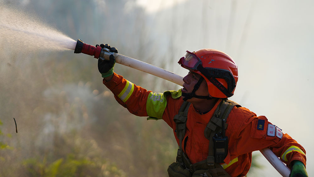 تدريبات إطفاء الحرائق في غابات بجنوب غربي الصين