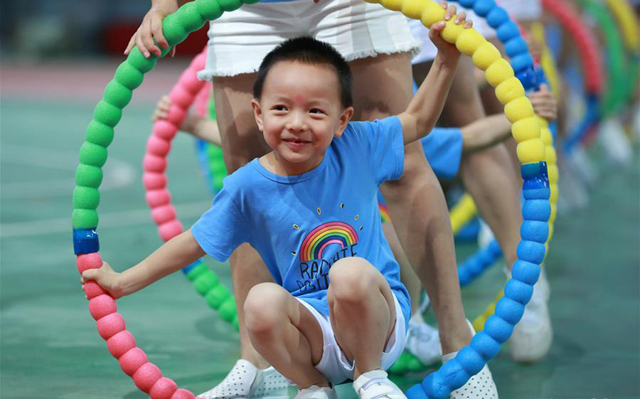 المدارس في أنحاء الصين تقام أنشطة متنوعة للاحتفال بعيد الأطفال