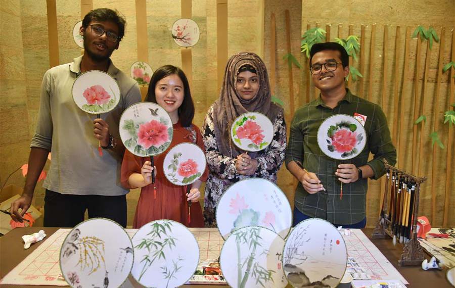 طلبة جامعة بنغلاديشية يحتفلون بالذكرى الـ70 لتأسيس جمهورية الصين الشعبية بتذوقهم للثقافة الصينية
