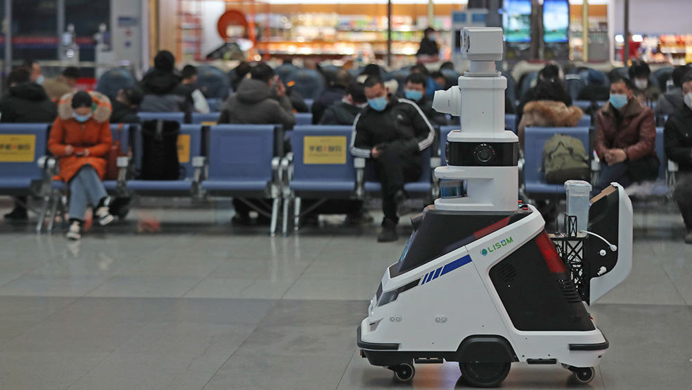 روبوت يساهم في جهود الوقاية من الوباء في محطة للقطارات بشمال شرقي الصين